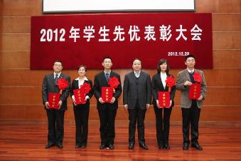 党委常委、副校长车先礼为优秀研究成果获奖代表颁奖 党委常委、副校长车先礼为优秀研究成果获奖代表颁奖