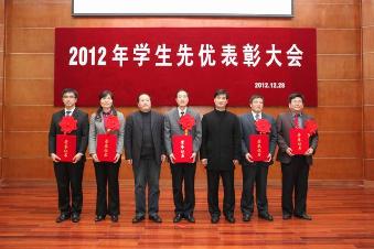 党委常委、副校长高东升、嵇景涛为优秀创新案例获奖学院代表颁奖 党委常委、副校长高东升、嵇景涛为优秀创新案例获奖学院代表颁奖